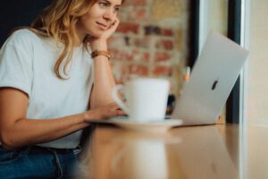 jenny-ueberberg-quHtTuocWwE-unsplash Business Woman arbeitet am Laptop